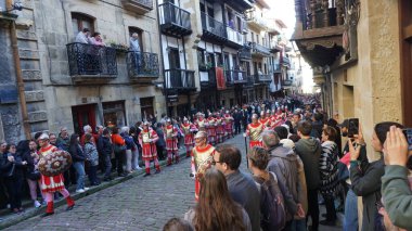 Hondarribia, Gipuzkoa, Bask Ülkesi, İspanya, Nisan. 7, 2023: Kutsal hafta Cuma günü Hondarribia 'daki sessizlik töreninin görüntüleri.