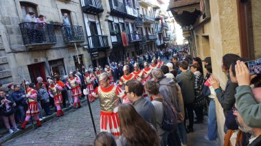 Hondarribia, Gipuzkoa, Bask Ülkesi, İspanya, Nisan. 7, 2023: Kutsal hafta Cuma günü Hondarribia 'daki sessizlik töreninin görüntüleri.