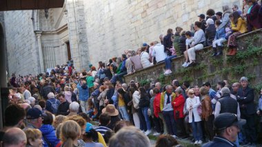 Hondarribia, Gipuzkoa, Bask Ülkesi, İspanya, Nisan. 7, 2023: Kutsal hafta Cuma günü Hondarribia 'daki sessizlik töreninin görüntüleri.