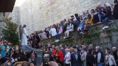 Hondarribia, Gipuzkoa, Bask Ülkesi, İspanya, Nisan. 7, 2023: Kutsal hafta Cuma günü Hondarribia 'daki sessizlik töreninin görüntüleri.