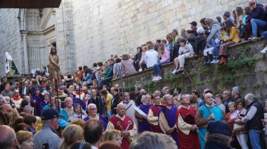 Hondarribia, Gipuzkoa, Bask Ülkesi, İspanya, Nisan. 7, 2023: Kutsal hafta Cuma günü Hondarribia 'daki sessizlik töreninin görüntüleri.