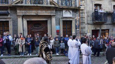 Hondarribia, Gipuzkoa, Bask Ülkesi, İspanya, Nisan. 7, 2023: Kutsal hafta Cuma günü Hondarribia 'daki sessizlik töreninin görüntüleri.