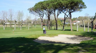 Fransız Bask Ülkesi, Aquitaine, Fransa, Nisan. 7, 2023: Güneşli bir bahar sabahı bir Aquitaine golf sahasının manzarası