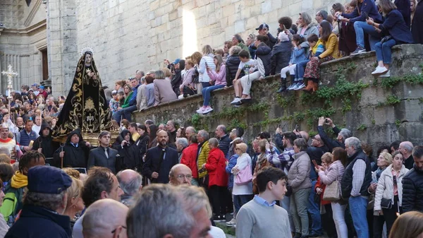 Hondarribia, Gipuzkoa, Bask Ülkesi, İspanya, Nisan. 7, 2023: Kutsal hafta Cuma günü Hondarribia 'daki sessizlik töreninin görüntüleri.