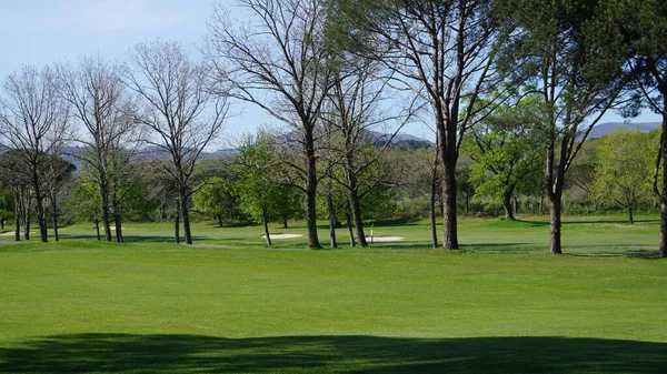 フランスバスク地方 アキテーヌ フランス 2023年 2023年 7月7日 晴れた春の朝のアキテーヌゴルフ場の景観 — ストック写真