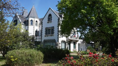 Cambo les Bains, Aquitaine, Fransa, 7 Nisan 2023: Cambo les Bains 'in Cuma pazarındaki manzarası