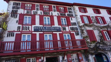 Espelette, Fransa, Nisan 7, 2023: Ezpeleta köyünün biberleriyle ünlü manzarası