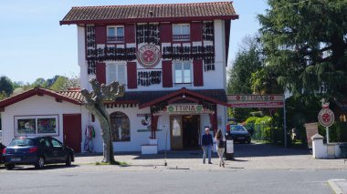 Espelette, Fransa, Nisan 7, 2023: Ezpeleta köyünün biberleriyle ünlü manzarası