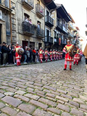 Hondarribia, Bask Ülkesi, İspanya, Nisan, 7, 2023: Hondarribia 'da Sessizlik Yürüyüşünde Romalı askerler