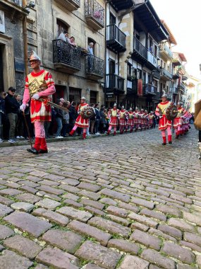 Hondarribia, Bask Ülkesi, İspanya, Nisan, 7, 2023: Hondarribia 'da Sessizlik Yürüyüşünde Romalı askerler