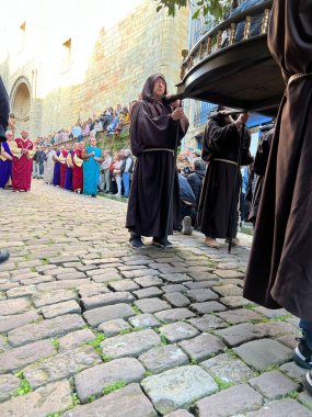 Hondarribia, Bask Ülkesi, İspanya, Nisan, 7, 2023: Kutsal Hafta 'da Hondarribya' nın Sessizliği Yürüyüşü