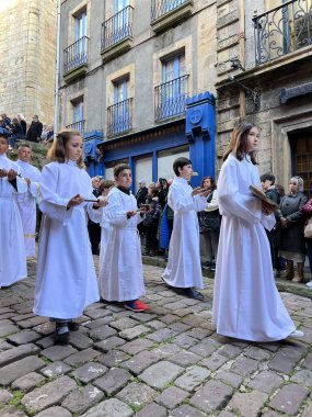 Hondarribia, Bask Ülkesi, İspanya, Nisan, 7, 2023: Kutsal Hafta 'da Hondarribya' nın Sessizliği Yürüyüşü