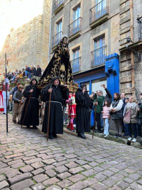 Hondarribia, Bask Ülkesi, İspanya, Nisan, 7, 2023: Kutsal Hafta 'da Hondarribya' nın Sessizliği Yürüyüşü