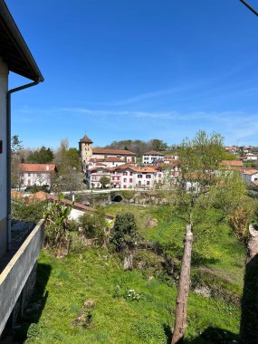 Dağlardaki bir şehir manzarası