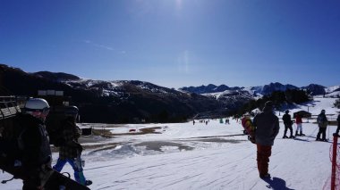 Grandvalira, Andorra, Nisan 5, 2023: Güneşli bir günün sonunda Andorra 'da Pireneler' de bir tatil köyünde kayak manzarası