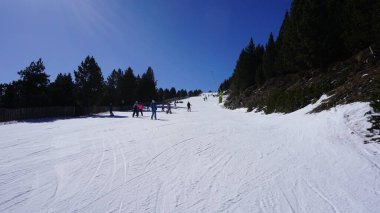 Grandvalira, Andorra, Nisan 5, 2023: Güneşli bir günün sonunda Andorra 'da Pireneler' de bir tatil köyünde kayak manzarası