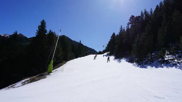 2023年4月5日 安道尔格拉纳维拉 在一个阳光灿烂的季节结束时 安道尔比利牛斯度假胜地的滑雪景观 — 图库照片