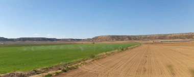 Salillas de Jalon, Zaradoza, İspanya, 19 Nisan 2023: İspanya 'nın Zaragoza ilindeki tarım ve kırsal alan manzarası.