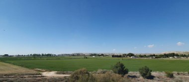 Salillas de Jalon, Zaradoza, İspanya, 19 Nisan 2023: İspanya 'nın Zaragoza ilindeki tarım ve kırsal alan manzarası.