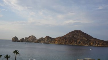 Cabo San Lucas, Baja California Sur, Meksika, 13 Haziran 2022: Baja California Sur, Meksika 'daki Cabo San Lucas bölgesinin panoramik manzarası, Amerikalılar için ülkenin en iyi turizm merkezlerinden biri..