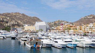 Cabo San Lucas, Baja California Sur, Meksika, 13 Haziran 2022: Baja California Sur, Meksika 'daki Cabo San Lucas bölgesinin panoramik manzarası, Amerikalılar için ülkenin en iyi turizm merkezlerinden biri..