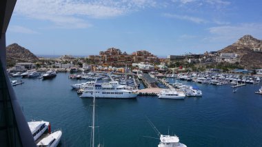 Cabo San Lucas, Baja California Sur, Meksika, 13 Haziran 2022: Baja California Sur, Meksika 'daki Cabo San Lucas bölgesinin panoramik manzarası, Amerikalılar için ülkenin en iyi turizm merkezlerinden biri..