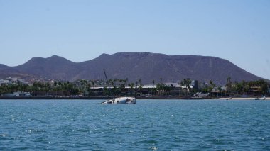 La Paz, Baja California Sur, Meksika, 15 Haziran 2022: Balandra Körfezi 'nin panoramik manzarası, La Paz, Baja California Sur, Meksika' daki en güzel plajlardan birine ev sahipliği yapıyor..