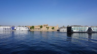 Kom Ombo, Mısır, 13 Temmuz 2022: Mısır, Afrika 'daki Nil Nehri boyunca Kom Ombo Tapınağı manzarası.