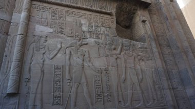 Kom Ombo, Mısır, 13 Temmuz 2022: Mısır, Afrika 'daki Nil Nehri boyunca Kom Ombo Tapınağı manzarası.