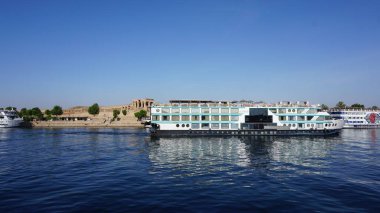 Kom Ombo, Mısır, 13 Temmuz 2022: Mısır, Afrika 'daki Nil Nehri boyunca Kom Ombo Tapınağı manzarası.