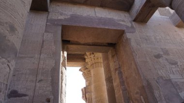 Kom Ombo, Mısır, 13 Temmuz 2022: Mısır, Afrika 'daki Nil Nehri boyunca Kom Ombo Tapınağı manzarası.