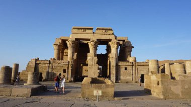 Kom Ombo, Mısır, 13 Temmuz 2022: Mısır, Afrika 'daki Nil Nehri boyunca Kom Ombo Tapınağı manzarası.