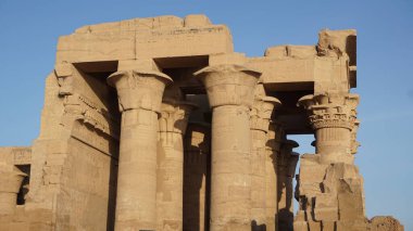 Kom Ombo, Mısır, 13 Temmuz 2022: Mısır, Afrika 'daki Nil Nehri boyunca Kom Ombo Tapınağı manzarası.