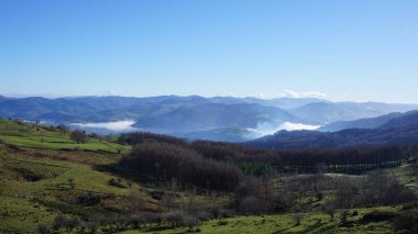 Gipuzkoa 'daki Ernio Dağı kırsal dağ manzaraları, Bask Ülkesi, kışın