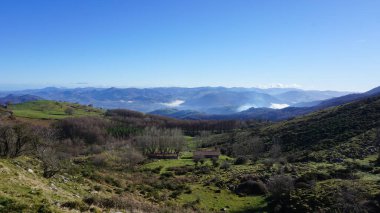 Gipuzkoa 'daki Ernio Dağı kırsal dağ manzaraları, Bask Ülkesi, kışın