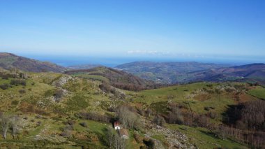 Gipuzkoa 'daki Ernio Dağı kırsal dağ manzaraları, Bask Ülkesi, kışın