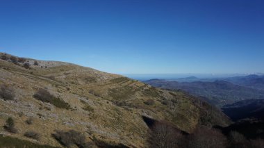 Gipuzkoa 'daki Ernio Dağı kırsal dağ manzaraları, Bask Ülkesi, kışın