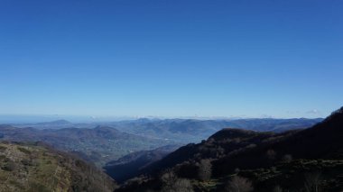 Gipuzkoa 'daki Ernio Dağı kırsal dağ manzaraları, Bask Ülkesi, kışın