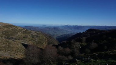 Gipuzkoa 'daki Ernio Dağı kırsal dağ manzaraları, Bask Ülkesi, kışın