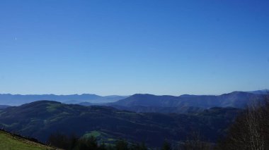 Gipuzkoa 'daki Ernio Dağı kırsal dağ manzaraları, Bask Ülkesi, kışın