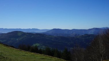 Gipuzkoa 'daki Ernio Dağı kırsal dağ manzaraları, Bask Ülkesi, kışın