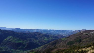 Gipuzkoa 'daki Ernio Dağı kırsal dağ manzaraları, Bask Ülkesi, kışın