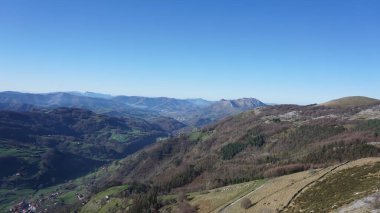 Gipuzkoa 'daki Ernio Dağı kırsal dağ manzaraları, Bask Ülkesi, kışın