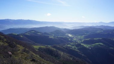 Gipuzkoa 'daki Ernio Dağı kırsal dağ manzaraları, Bask Ülkesi, kışın