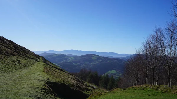 冬のバスク地方ギプスコアのエルニオ山の田園風景 — ストック写真