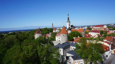 Tallinn, Estonya, Avrupa, Haziran, 18, 2023: Estonya 'nın Tallinn kentinin bir perşembe öğleden sonrası görüntüsü