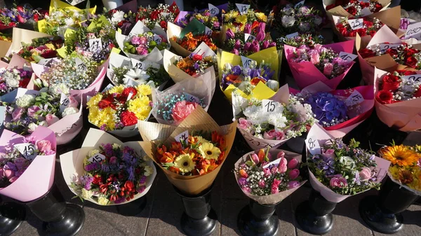 春天下午在塔林花市出售的花束 — 图库照片