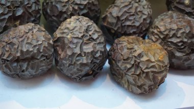 Estonya 'daki Tallinn meyve pazarında tutku meyveleri