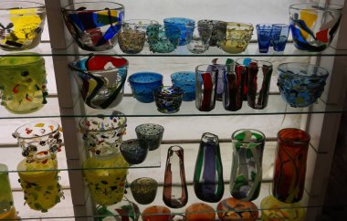 Estonya 'da bir Tallinn dükkanında renkli cam kadehler ve kaplar