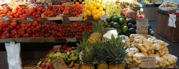 爱沙尼亚塔林水果市场的水果和蔬菜 — 图库照片